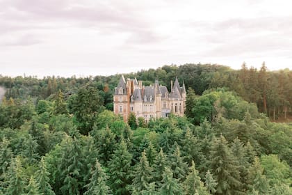 El castillo Domaine des Halles está ubicado en el corazón de los Montes de Lyon y fue la locación donde Lucila viajó a ambientar una boda de lujo.