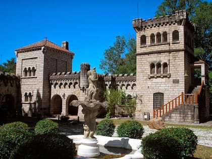 El castillo está construído íntegramente en piedra de granito gris, con bloques ensamblados a mano (Foto: https://blog.mitica.tur.ar/)