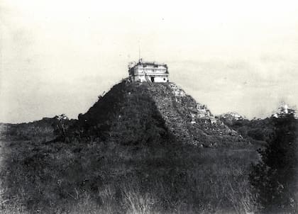 El Castillo, la pirámide de Chichén Itzá cubierta de maleza