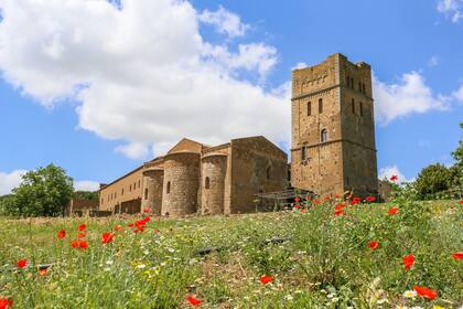 El castillo San Giusto, en Italia, es un monasterio medieval ubicado a una hora al norte de Roma
