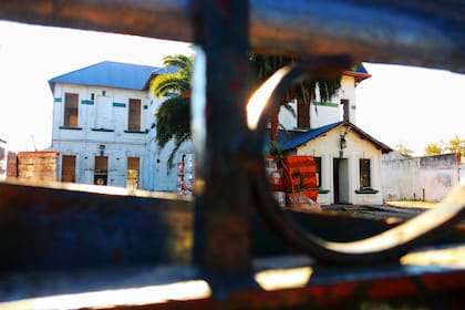 El castillo Scott en obra visto desde el portón