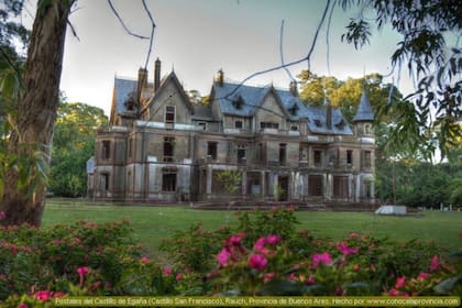 El castillo se ubica en la pequeña localidad de Egaña, en el Partido de Rauch, a poco más de 275 km de Buenos Aires,