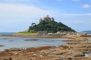 El castillo se ubica en una pequeña isla al suroeste de Inglaterra.