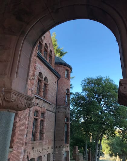 El castillo tiene cinco pisos y 77 habitaciones