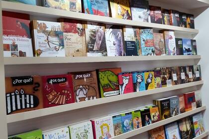 El catálogo de unaLuna tiene más de 200 títulos de autores nacionales y extranjeros