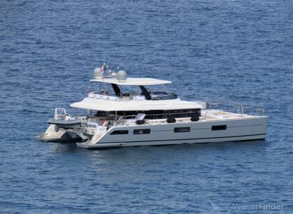 El catamarán de Alberto de Mónaco se aproximó a la costa de Córcega, Francia, y desde allí el príncipe y sus hijos navegaron hasta la playa en un gomón. El barco, de veinte metros de eslora y diez de manga, se llama GabJAc porque es la unión de las iniciales de Gabriella y Jacques, los hijos de la pareja real monegasca.