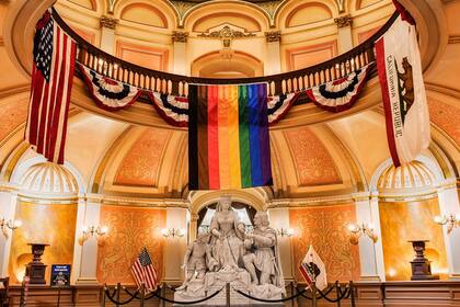 El Caucus Legislativo LGBTQ de California está conformado por un grupo de legisladores del estado que trabaja para promover los derechos de la comunidad LGBTQ+