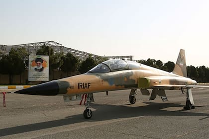 El caza, con la imagen del ayatollah Khamenei de fondo