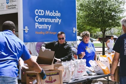 El CCD ofrece despensas de comida fresca fijas y móviles para aquellas personas que lo necesiten