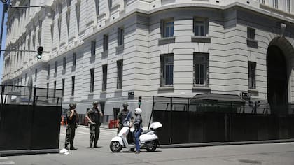 La "valla" es un sustantivo que hace referencia a un "vallado o estacada para defensa"