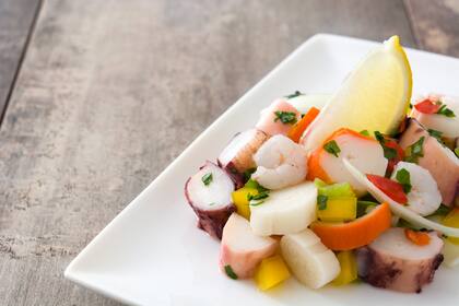 El cebiche tiene sus versiones de autor y su clásica receta, que se sirve en todos los puestos callejeros de la ciudad