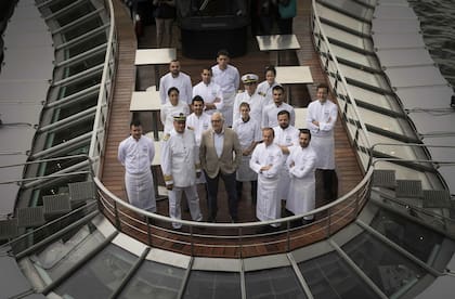 El célebre chef francés Alain Ducasse cambia de paisaje y traslada su cocina a un barco amarrado frente a la Torre Eiffel