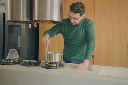 El célebre Pastelero Damián Betular en pleno uso de PITT Cooking.