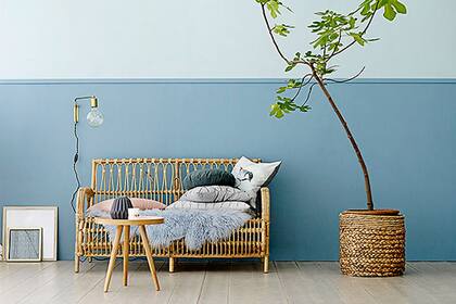 El celeste tranquilo se complementa de maravillas con los distintos tonos de madera clara