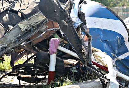 El celeste y blanco característico de El Rápido Argentino en una carrocería hecha un bollo. En el parante del cruce peatonal, ropa de los pasajeros