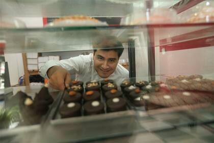 El celíaco Cristian Alvarez abrió su panadería a fines del año pasado