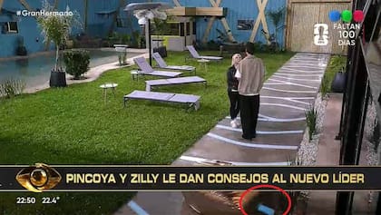 El celular apareció al costado de un sillón y generó polémica en las redes