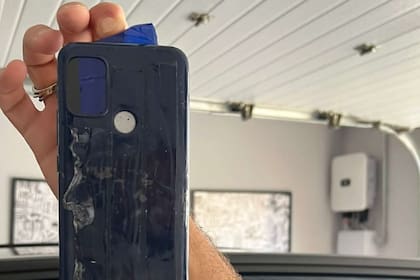 El celular que Carlos Marcelo Di Stefano pegó debajo del auto de su exesposa para acecharla, en Madrid