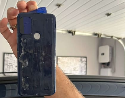 El celular que Carlos Marcelo Di Stefano pegó debajo del auto de su exesposa para acecharla, en Madrid