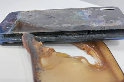 El celular quedó totalmente destruido (Foto Twitter @belenbertero)