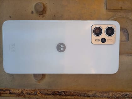 El celular robado, un equipo Motorola de carcasa blanca, recuperado por la Policía en presencia de testigos