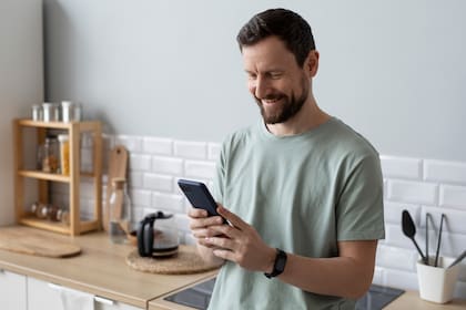 El celular se volvió una parte fundamental en la vida de todos (Foto: Freepik)