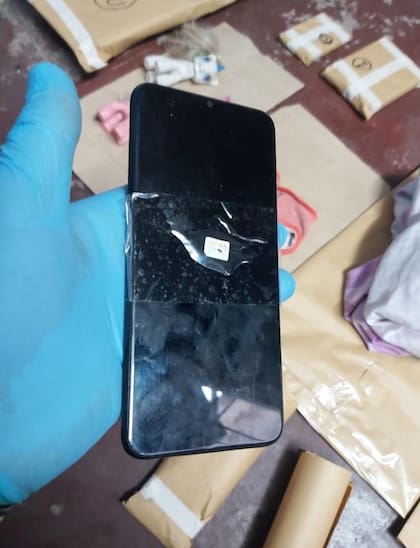 El celular usado por un hombre para fotografiar a su hija en situaciones sexuales y distribuir, luego. las imágenes en la Deep Web