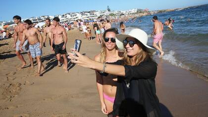 El celular y la selfie, un clásico de Punta del Este