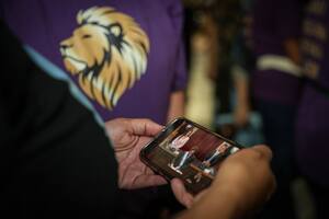 El celular y las redes, herramientas fundamentales en la narrativa libertaria