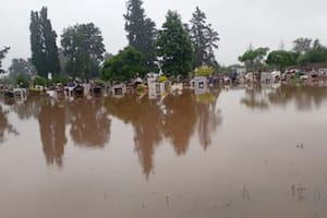 Se inundó un cementerio en Salta y debieron romper los muros para que drenara el agua