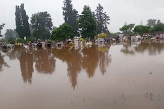 Se inundó un cementerio en Salta y debieron romper los muros para que drenara el agua