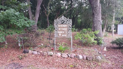 El cementerio de Kismet es uno de los pocos puntos que quedaron relativamente conservados en la ciudad