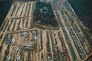 Las desoladoras imágenes del cementerio de vehículos contaminados de Chernobyl