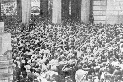 El cementerio de Recoleta durante el entierro
