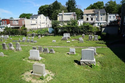 El cementerio se enuentra detras de la iglesia en un terreno largo y delgado intercalado por viviendas