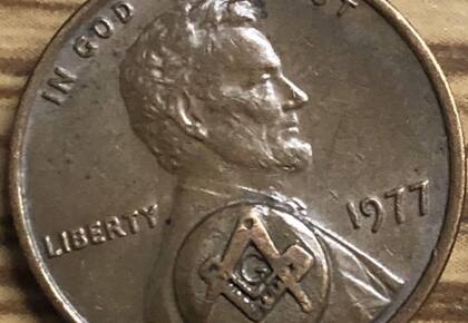 El centavo de 1977 que podría alcanzar tal valor debe tener la marca de ceca “D”, lo que indica que fue acuñado en la Casa de Moneda de Denver.