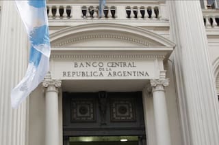 Dolarización, bimonetarismo o pesificación: ¿es esa la cuestión principal?