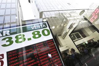 El BCRA retiró de circulación $106.300 millones en 3 días y el dólar bajó 3,4%