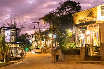 El centrinho de Praia do Rosa es una gran opción para comer bien por las noches.