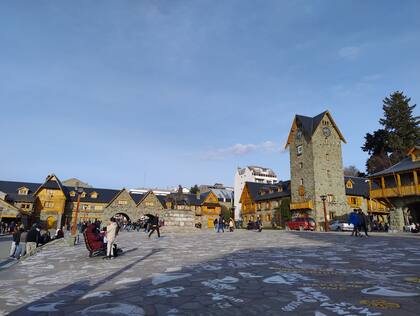 El Centro Cívico de Bariloche, lugar de paso obligado para todos los turistas