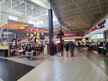 El centro comercial cuenta con un patio de comidas con populares ofertas gastronómicas