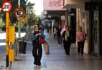 El centro comercial de Bahía Blanca luce prolijo y ya no se ven carteles de "remate por inundación"