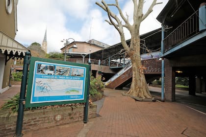 De los 74 locales que existían, hoy sólo quedan tres funcionando: un supermercado, una oficina y una radio local