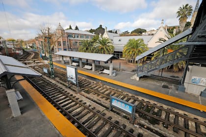 San Isidro es la estación intermedia, y una de las 11 que forman este ramal que corre a lo largo de 15 kilómetros, de Olivos a Tigre