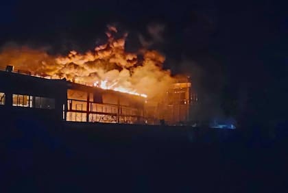 El centro comercial Riviera en llamas tras los ataques de misiles rusos en Odessa