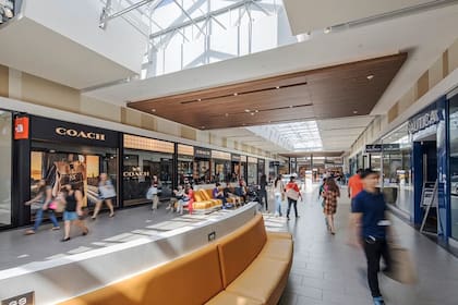 El centro comercial tiene más de 200 tiendas de marcas, entre ellas las más populares del ámbito deportivo, y las más reconocidas en el sector de la moda