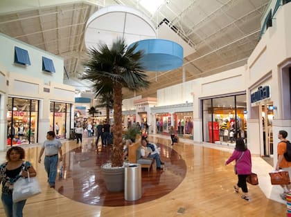 El centro comercial tiene más de 350 tiendas de marcas, entre ellas las más populares del ámbito deportivos, y las más reconocidas en el sector de la moda