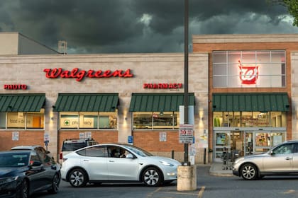 El centro comercial tiene una farmacia Walgreens