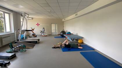 El centro cuenta con salas para diversas fisioterapias -con láser, magnetos, terapia eléctrica, ultrasonido, etc-, para aprender a caminar con prótesis.