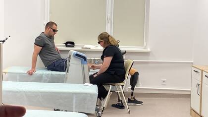 El centro cuenta con un amplio equipo de profesionales para tratar a los pacientes que vienen con traumas o heridas de guerra.